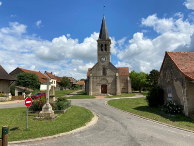 Place et église de Champgny-sous-uxelles